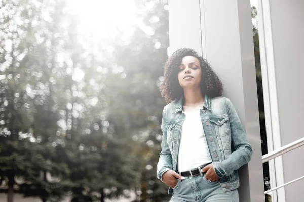 Mulattotjejporträtt Denimstil Hipster Promenader Sommarstaden — Stockfoto