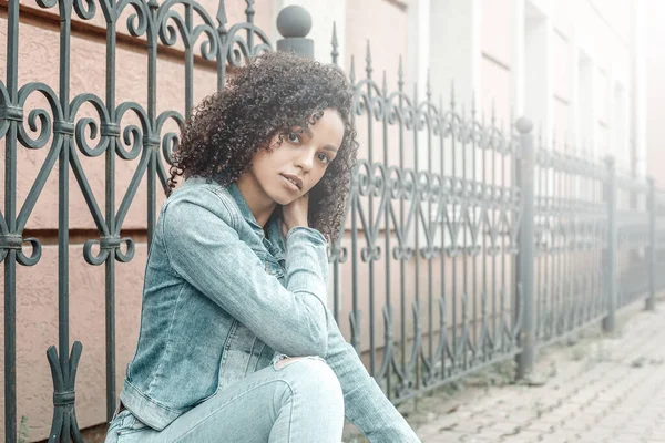 Jeune Jolie Fille Noire Détendre Plein Air Portrait Hipster Rue — Photo