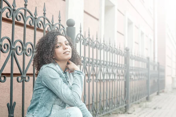 Jovem Mulata Feliz Ensolarada Rua Cidade Retrato Mulher Moda — Fotografia de Stock