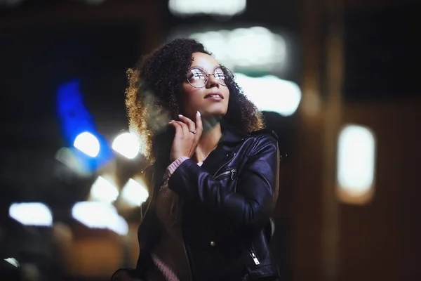 Nachtportret Van Mooie Mode Jong Afrikaans Amerikaans Meisje Leuk Krullend — Stockfoto