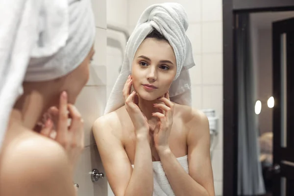 Banyodaki Genç Kadın Aynanın Arkasında Cilt Tedavisi Kavramı Telifsiz Stok Imajlar