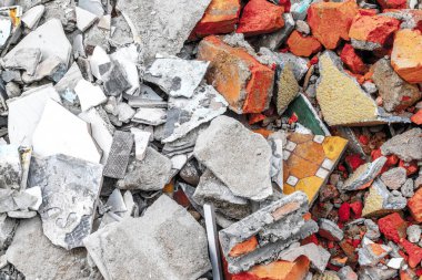 Yapı atıkları: kırık fayanslar ve çeşitli renklerde beton döküntüler.