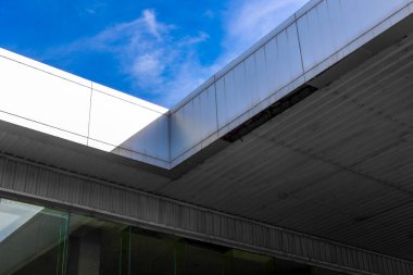 Geometrik çizgileri ve mavi gökyüzü arkaplanı olan modern mimari.