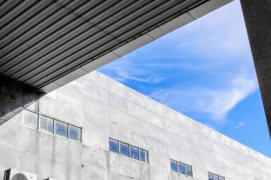 Geometrik çizgiler tarafından çerçevelenmiş mavi gökyüzü ile modern mimari tasarım.