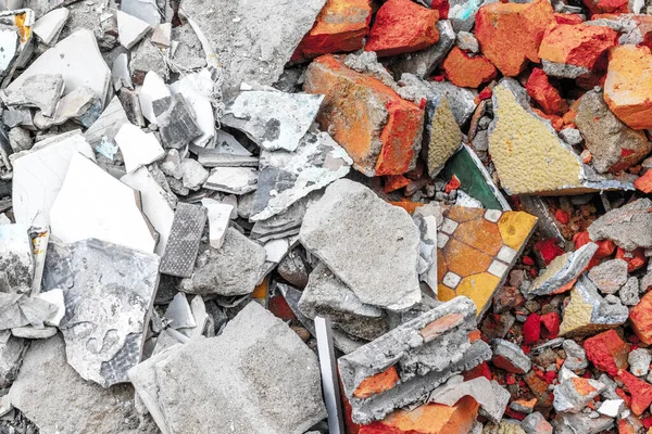 Yapı atıkları: kırık fayanslar ve çeşitli renklerde beton döküntüler.