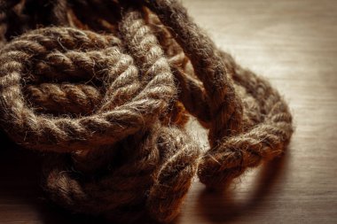 Ahşap yüzeyde dokulu lifler ve kırsal görünümlü ağır bobinli ip..