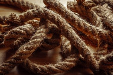 Ahşap yüzeydeki sarmalanmış kenevir iplerinin yakın çekimi.