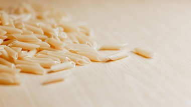 Ahşap yüzeyde pişmemiş makarna yakın plan..