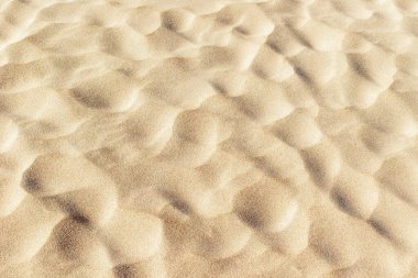 Dokulu kumlu yüzey, doğal desenli ve güneşli gölgeler..