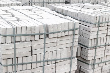 İnşaat alanındaki beton levhalar kayışlarla korunuyor..