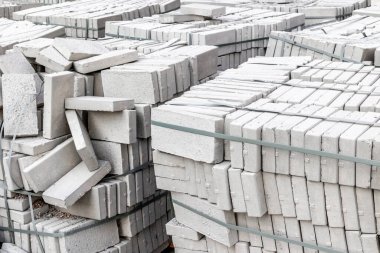 Sanayi bölgesinde inşaat için beton tuğla yığınları.