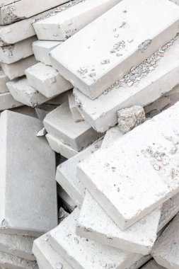 Kırık beyaz beton tuğla yığını. Kaba doku ve görünür enkaz..
