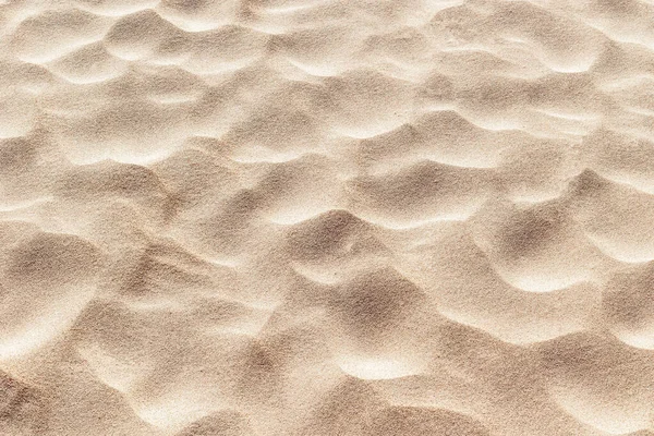 Çöl manzarasında dalgalı desenli dalgalı kum tepecikleri..