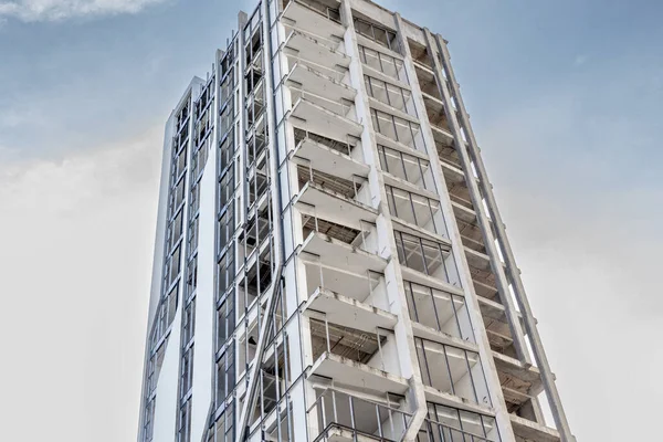 Mavi gökyüzü arka planına sahip modern yüksek binalar..