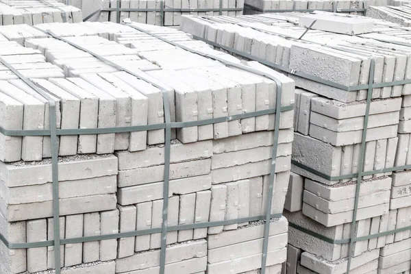 İnşaat alanındaki beton levhalar kayışlarla korunuyor..