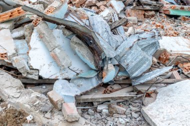 Yıkılmış bir inşaat alanından beton ve tuğla yığını..