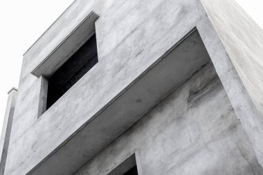 Geometrik tasarımı olan modern minimalist beton bina.