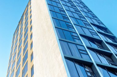 Açık mavi gökyüzüne karşı modern gökdelenler..