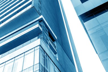 Cam cepheleri ve geometrik tasarımları olan modern şehir mimarisi.