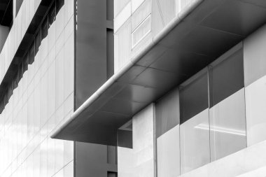 Siyah ve beyaz geometrik desenli modern mimari tasarım.