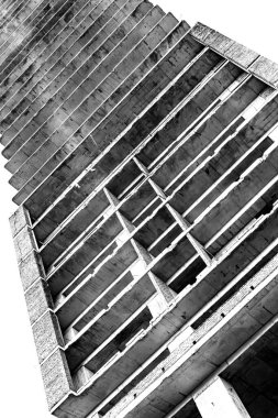 Siyah beyaz modern gökdelen mimarisinin soyut görüntüsü.