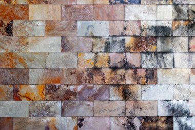 Çok renkli doğal döşemeleri olan desenli taş duvar..