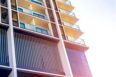 Camdan balkonları ve mimari tasarımı olan modern kentsel yüksek binalar..