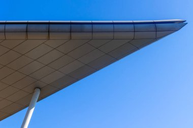 Mavi gökyüzü zeminli modern mimari detay.