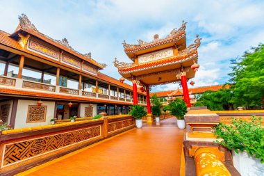 Süslü mimarisi ve canlı renkleriyle geleneksel Asya tapınağı.