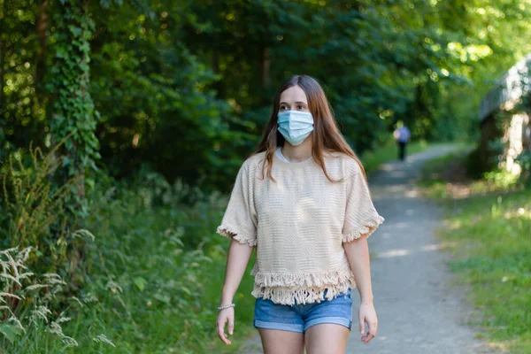 Maskeli bir kadın. Covid19