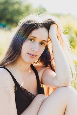 Güneşli bir günde poz veren genç kız