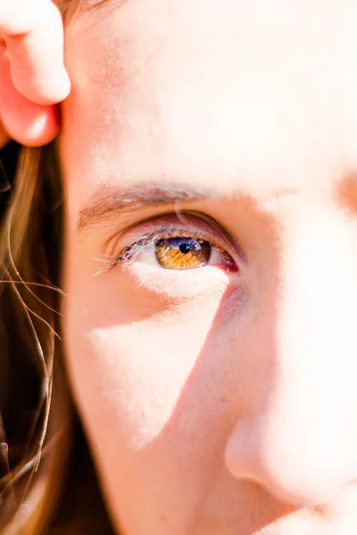 Bir kızın güzel ve berrak gözleri.