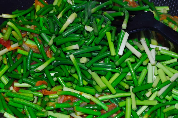 Närbild Gröna Saftiga Vitlöksrör Instuvade Kastrull Med Grönsaker Läcker Vegetarisk — Stockfoto