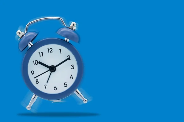 Relógio Alarme Clássico Tocando Isolado Fundo Azul — Fotografia de Stock