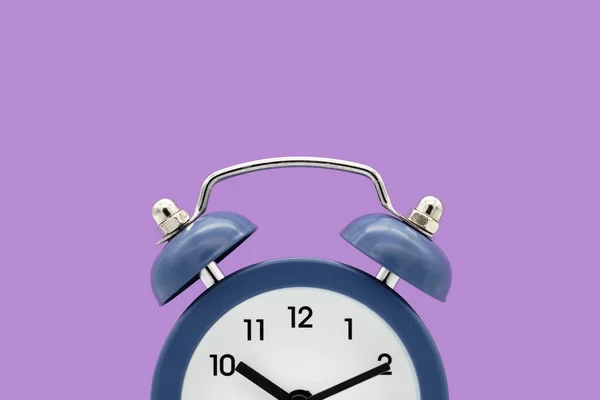 Relógio Alarme Clássico Isolado Fundo Roxo — Fotografia de Stock