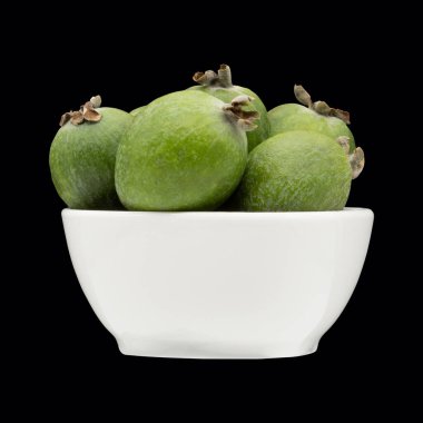 Fayjoa meyvesi siyah arka planda izole edilmiş. Bilimsel adı Acca sellowiana. Üst Manzara. Sağlıklı ve dengeli beslenme konsepti. Taze meyve kavramı.