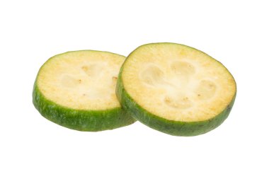 Beyaz arka planda yeşil feijoa meyveleri var. Bilimsel adı Acca sellowiana. Üst Manzara. Sağlıklı ve dengeli beslenme konsepti. Taze meyve kavramı.