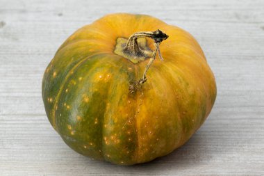 Güz bahçesi arka planında tahta bir masada balkabağı. Sonbahar.