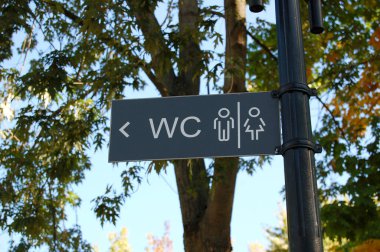 Umumi tuvalet işareti. Tuvalet işareti ve ok. Tuvaleti işaret eden bir işaret. Şehir Parkı