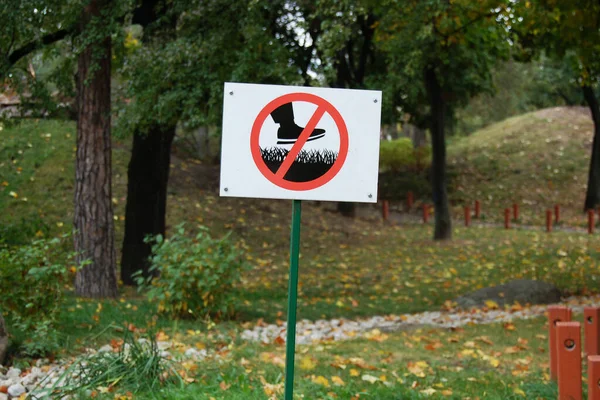 Sign at the Park, on the lawn not to go.