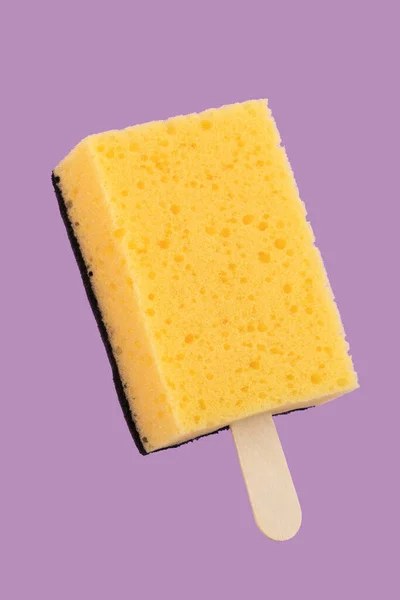 Sponge Popsicle Patyku Izolowane Fioletowym Tle — Zdjęcie stockowe