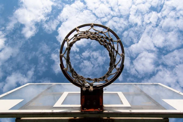 Basket Båge Underifrån Ser Upp Till Den Klarblå Himlen Med — Stockfoto