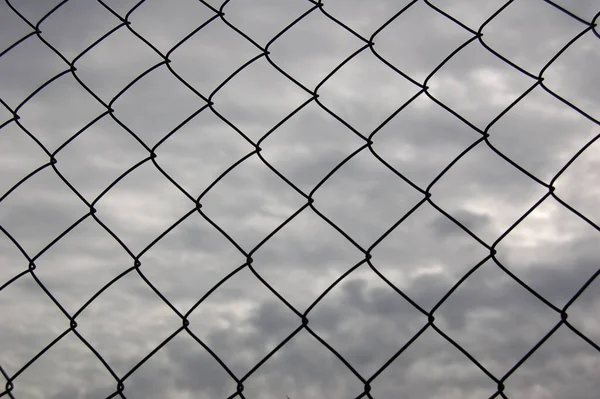 Металлическая Сетка Забор Против Неба — стоковое фото