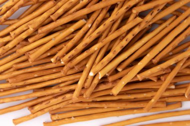 Beyaz arka planda izole edilmiş tuzlu kraker çubukları yığını