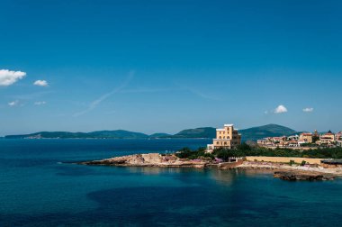 Peyzaj Alghero - bahar güneşli ve bulutlu bir gün Sardunya