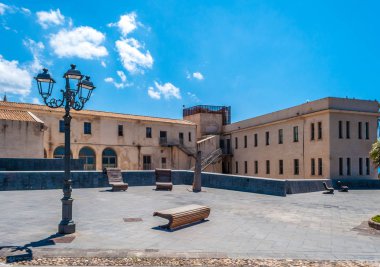 Alghero - bahar güneşli bir Sardunya surlar üzerinde yaya bölgesi