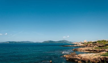 capo caccia Alghero bahar güneşli bir günde şehirden sahil görünümü