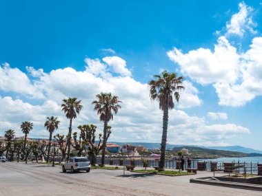 Alghero - bahar güneşli bir Sardunya surlar üzerinde yaya bölgesi