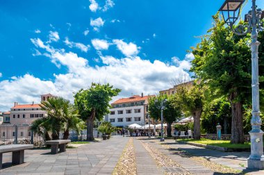 Alghero - bahar güneşli bir Sardunya surlar üzerinde yaya bölgesi