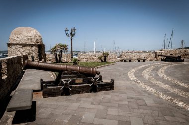 Alghero ına güneşli gün bahar surlar üzerinde antik toplar
